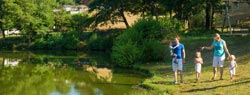 lakeside camping burgundy pieds dans l'eau